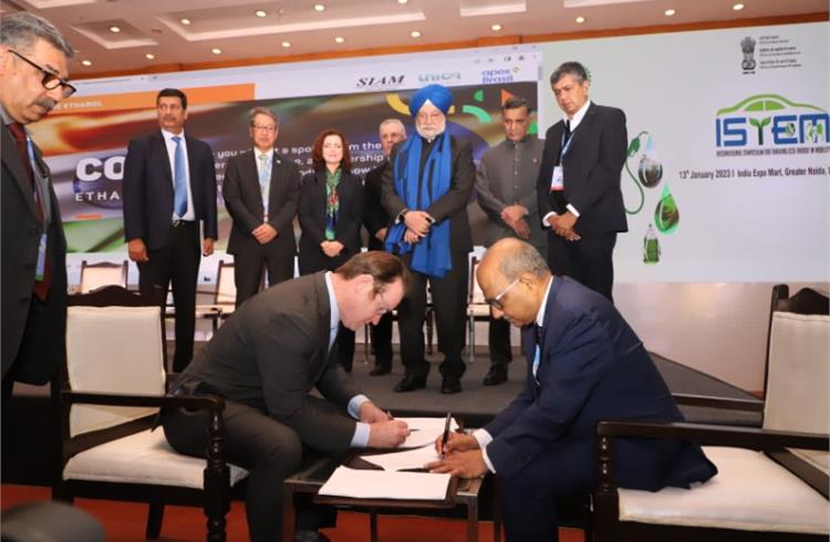 L-R: USGC chairman Josh Miller and SIAM President Vinod Aggarwal sign the MoU at the Auto Expo 2023 on January 13.