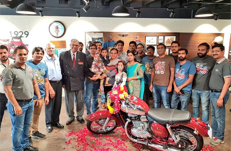 Col. LK Anand (Retd.) and Ashish Singh Joshi, CEO, Classic Legends, handing over the keys of a Jawa motorcycle to one of the first customers in Mumbai.
