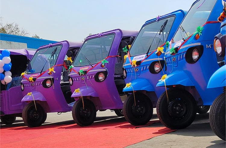 Mahindra Electric delivers electric autorickshaws at Switch Delhi event