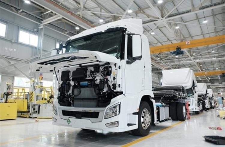 World’s first heavy duty fuel cell truck heads for Switzerland