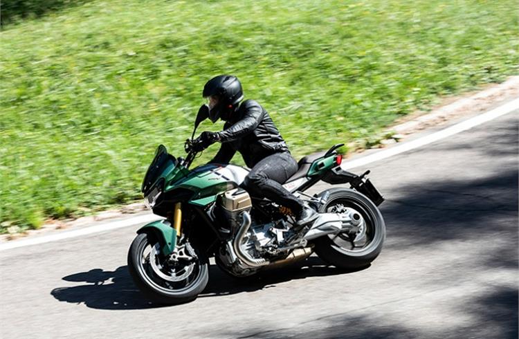The Moto Guzzi V100 Mandello develops 115hp at 8700rpm and maximum torque of 105 Nm at 6750rpm.