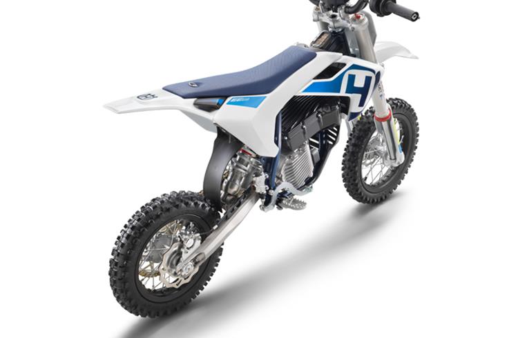Set to rival any 50cc fuel-powered motorcycle, Husqvarna EE 5 is a fully adaptable, five-kilowatt competition machine.