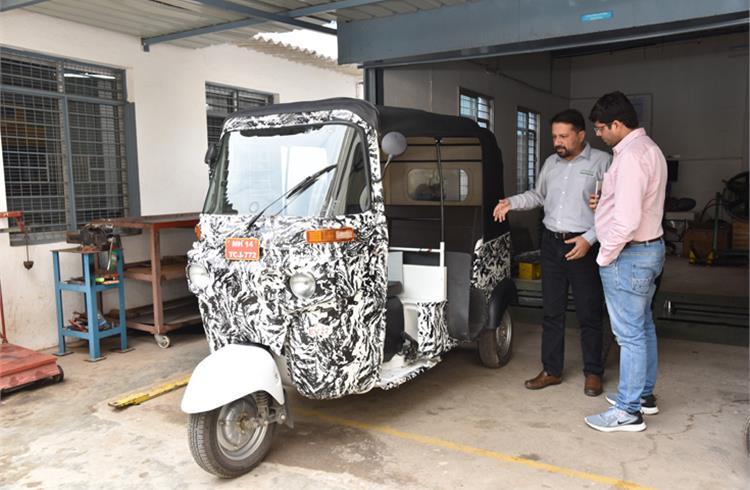 A passenger carrying e-three-wheeler prototype doing rounds in Bangalore. Altigreen has installed a 9kW e-axle through CV joints to the rear wheels.