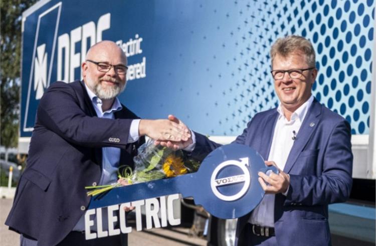 The first Volvo FM Electric was handed over by Roger Alm, President Volvo Trucks (right), to DFDS in August. The delivery of the additional 100 trucks will start in Q4 next year.