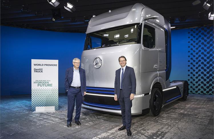 L-R: Martin Daum, chairman of the Board of Management of Daimler Truck and Member of the Board of Management of Daimler, and Andreas Scheuer, Federal Minister of Transport and Digital Infrastructure, in front of the Mercedes-Benz GenH2 Truck.