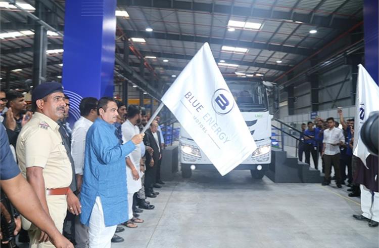 Nitin Gadkari, Union Minister of Road Transport and Highways, flags off the first LNG-fueled 5528 4x2 tractor.