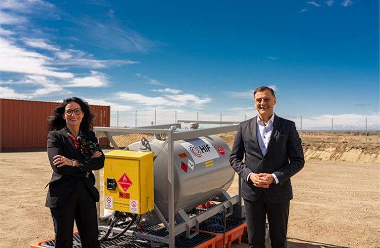 Barbara Frenkel, Member of the Executive Board, Procurement and Michael Steiner, Member of the Executive Board, R&D at the opening of the eFuels pilot plant in Chile.