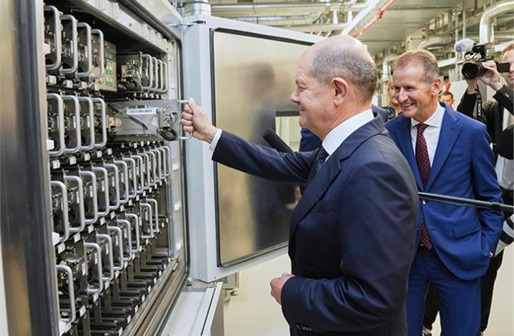 German Chancellor Olaf Scholz puts a test cell in the test chamber.