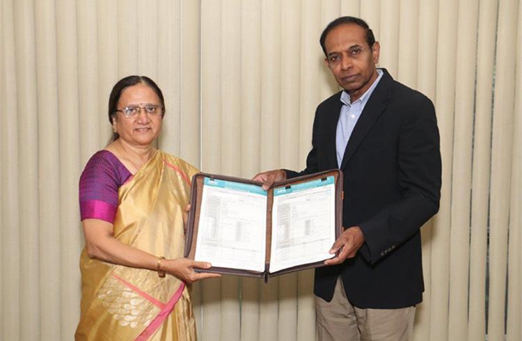 Pradheepram Ottikkutti, Chief Technology Officer, Cummins India receiving the BS VI certification from Rashmi Hemant Urdhwareshe, Director, ARAI