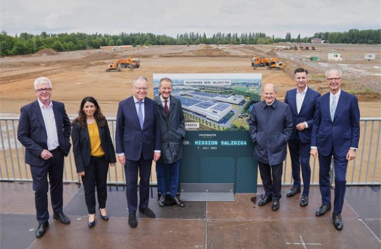 Ceremonial start of construction for the cell factory in Salzgitter. L-R: Frank Blome, CEO PowerCo; Daniela Cavallo, Chairwoman of the Group Works Council Volkswagen AG; Stephan Weil, Prime Minister of Lower Saxony; Herbert Diess, Chairman, Volkswagen AG; Olaf Scholz, German Chancellor; Thomas Schmall, Member of the Volkswagen AG Board of Management for Technology and Chairman of the Board of Management at Volkswagen Group Components, Hans Dieter Pötsch, Chairman of the supervisory Board of Volkswagen AG.