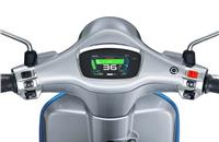 By pressing the MAP button on the right-hand side of the handlebar, the rider can choose between two modes: ECO and Power, in addition to Reverse mode for easier handling of Vespa Elettrica while manoeuvring. 