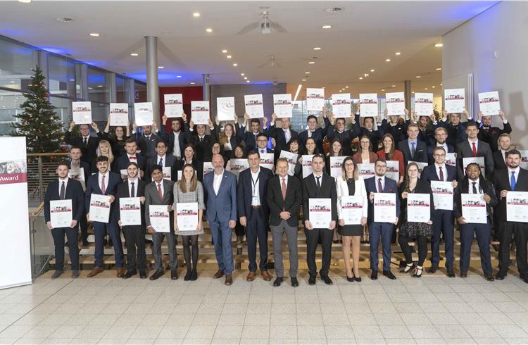 Recipients of best Apprentice Award 2018 along with Volkswagen AG management strike a pose with their certificates