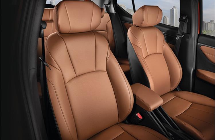 Well-bolstered front seats miss electric adjustment as well as ventilation function.