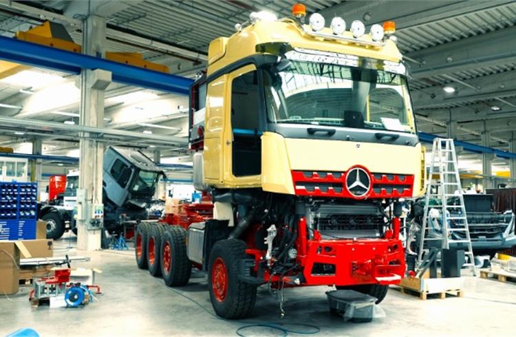 Mercedes-Benz Trucks partner, Paul Nutzfahrzeuge GmbH takes replaced the StreamSpace cab with a width of 2.3 metres with the wide BigSpace cab with a width of 2.5 metres.