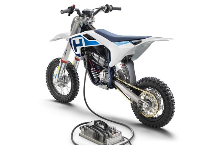 Husqvarna EE 5 mini-bike has state-of-the-art electric motor with 5 kW peak performance. Takes 70 minutes to fully charge the lithium-ion battery.
