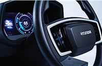 For distraction-free driving, the EDAG Group's specialists first of all replaced all of the mechanical keys on the steering wheel with touch-sensitive controls in the form of touch displays. 