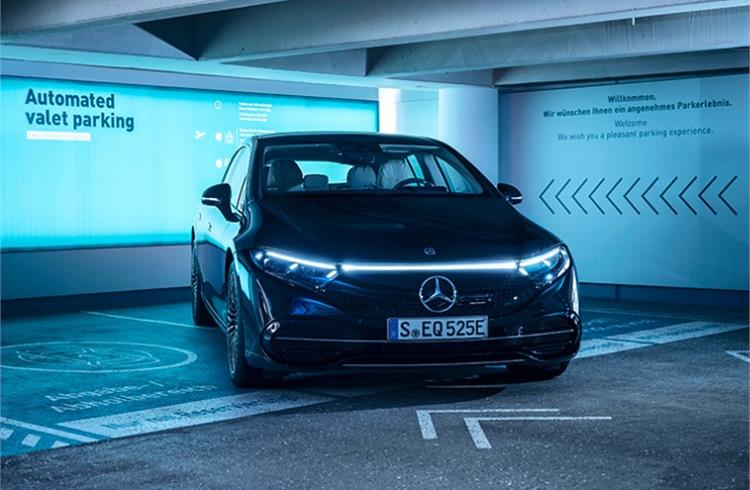 The world’s first highly automated driverless parking function – SAE Level 4 – will be available in Germany for certain S-Class and EQS variants featuring Intelligent Park Pilot and will debut in the parking garage P6 at Stuttgart Airport.