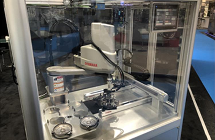 With the SCARA robot ‘YK 400 XR’ boasting a standard cycle time of 0.45 seconds, the dual lane-assembled Cartesian robot greatly shortens the cycle time of the coating process. 