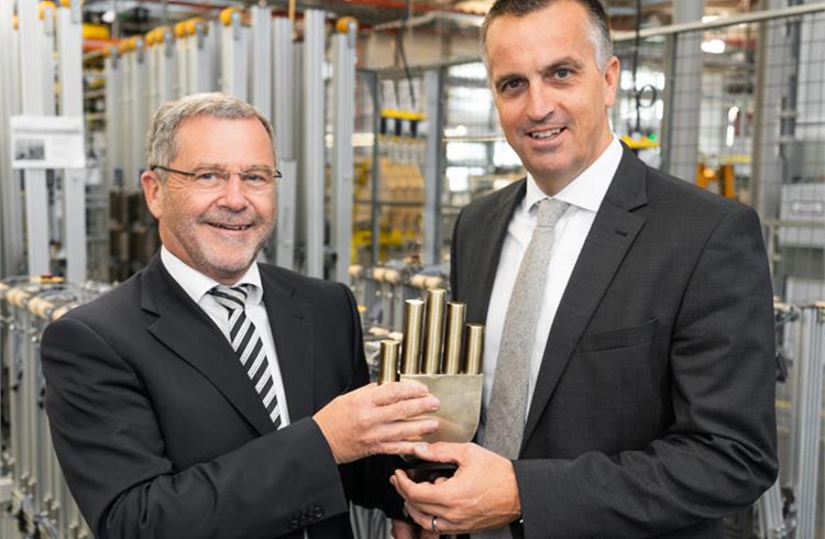 The Manus award goes into the ninth round in 2019. For the first time as a jury member: Tobias Vogel (right) succeeds Gerhard Baus (left). (Source: igus GmbH)