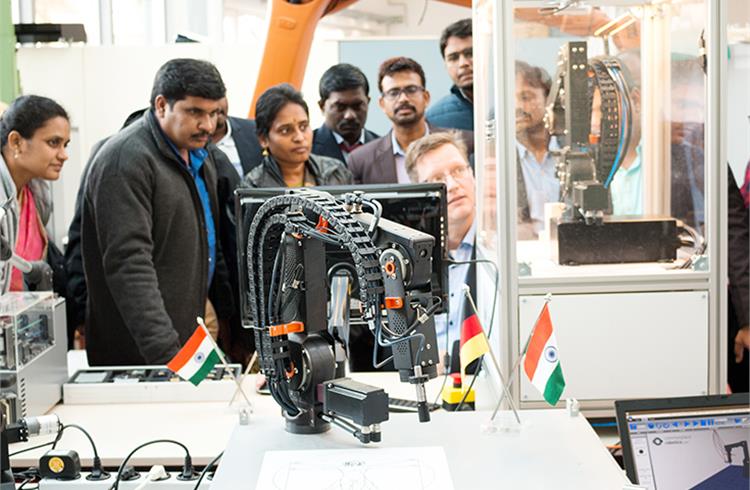 During a workshop in Aachen, Indian professors learned directly from the software developer how easy it is to put the Robolink low-cost robot arms from igus into operation. 