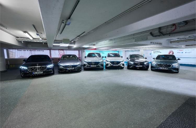 After the S-Class, EQS and EQE sedans, the new E-Class sedan and estate, EQE and EQS SUVS are now equipped with the Intelligent Park Pilot’ function for parking garage P6 at Stuttgart Airport.