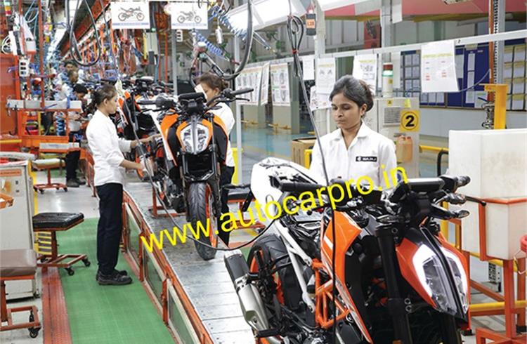 Bajaj Auto’s premium motorcycle segment comprising KTM, Husqvarna and Dominar is notching sales of nearly 12,000 units each month but losing production due to supply chain problems in the form of shortage of semiconductors and ABS parts.