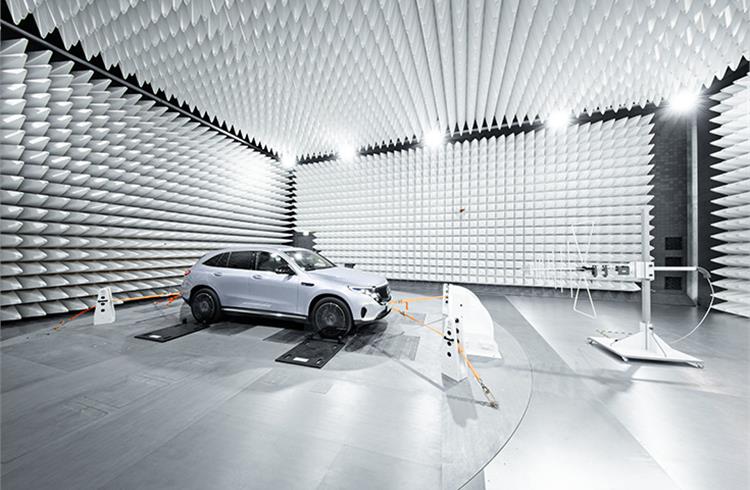 Mercedes-Benz F015 in the antenna test chamber: The complex simulation of global radio communication services al lows system development in terms of maximum data throughput. 