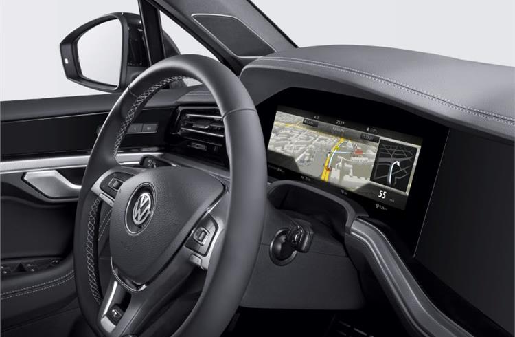 World’s first curved instrument cluster debuts in new Volkswagen Touareg