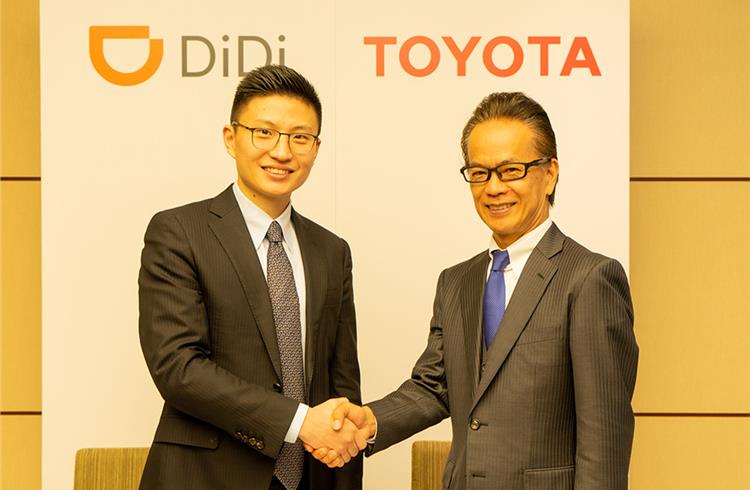 L-R: Stephen Zhu, senior vice-president, Didi Chuxing and Shigeki Tomoyama, executive vice-president, Toyota Motor Corporation at the signing ceremony of the new JV.