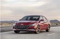 The 2021 Elantra gains 2.2 inches in overall length and 0.8 inch in its wheelbase, and the overall width is increased one inch. The overall height also dropped 0.8 inch, and the front cowl point was moved back almost two inches.