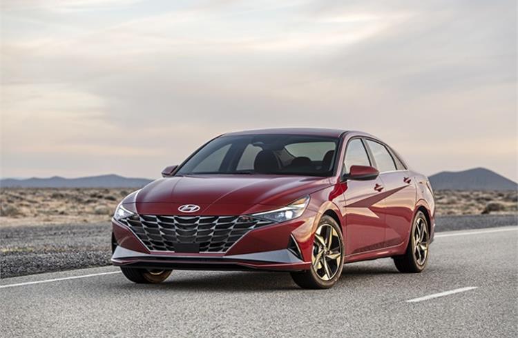The 2021 Elantra gains 2.2 inches in overall length and 0.8 inch in its wheelbase, and the overall width is increased one inch. The overall height also dropped 0.8 inch, and the front cowl point was moved back almost two inches.