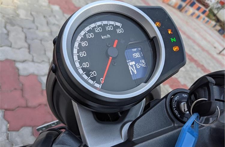 Analogue speedometer with digital MID is easily legible even in harsh daylight. 