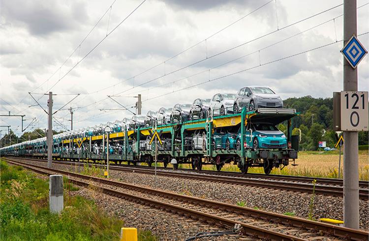 On average 38 long-distance and 157 local trains a day deliver materials to the plants - in total around 100,000 wagons a year. Meanwhile, around 90,000 wagons take approximately 900,000 vehicles from the plants to 40 interim storage facilities, distribution centres and ports. 
