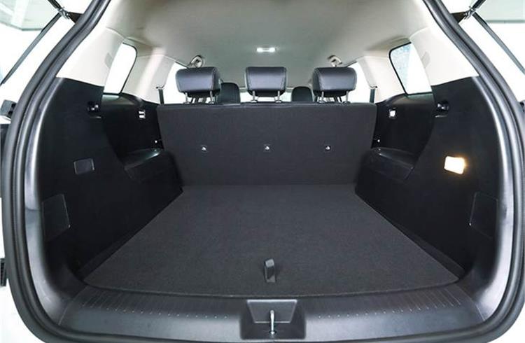 The e6 has large boot space of 580 litres, which is the largest in the Indian MPV category.