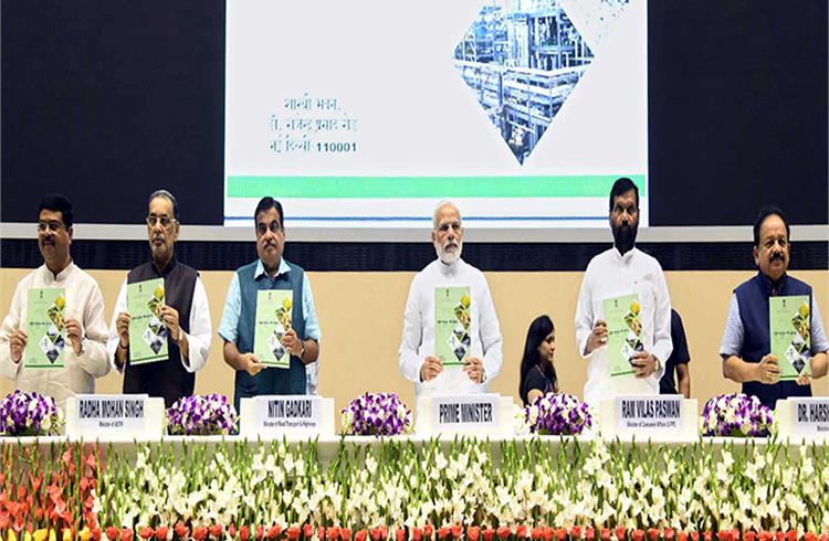 The unveiling of the ‘National Policy on Biofuels 2018’ booklet on World Biofuel Day in New Delhi (Image courtesy: PIB)