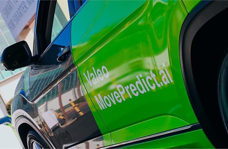 Valeo Move Predict.ai can perform a detailed analysis of the scene surrounding the vehicle, the behaviour of road users, their level of attention or distraction, whether or not they are using a mobile