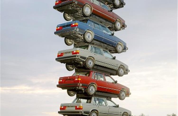In 1971 Volvo Cars had done something similar but lighter: stacked six 144 sedans above another Volvo 144.