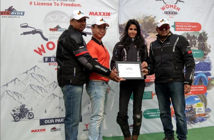 Bing-Lin Wu, marketing and retail sales head, Maxxis India with Amit Saini and Kuldeep Sharma co- founders, Lets Ryde handing out  the certificates to women riders.