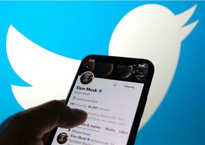 Twitter&#8217;s ad revenue slows as Musk deal hangs in the balance