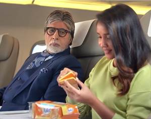Amitabh Bachchan succumbs to Malkist's temptation 