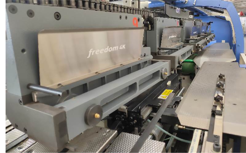 The book clamps of Freedom 4K. The 12 Rigid and firm clamps, that are centrally adjusted, accept the book blocks pushed up by the inline feeder, connected to the gathering machine