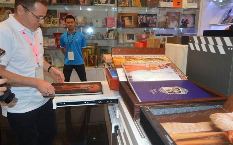 The photo album room at the COE demonstrates the various applications which included a combination of good quality colour results, use of unusual substrates, and fabrication of the album including the innovative cover. Majority of the samples was from print service providers in India