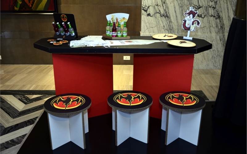 Table, stools, bottle stands and trays, all manufactured with corrugated sheets and printed digitally