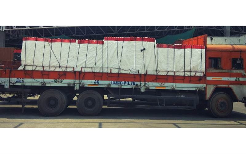 The heat-resistant tarpaulin helps reduce the temperature of a shipment to 5-6 degrees lower than outside temperature
