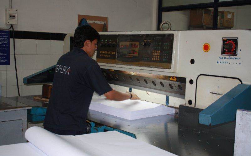 In the pressroom, the operator prepares the sheets to be printed. This is in keping with Replika's adherence to ISO 9001:2008, FSC, SMETA/Prelims and BSCI social audit accredited, SAP ERP systems