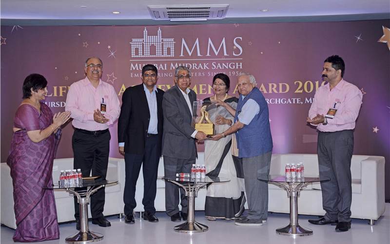 The father-son duo of Arun and Bimal Mehta of Vakils and Sons were honoured with Awards by the Mumbai Mudrak Sangh (MMS)