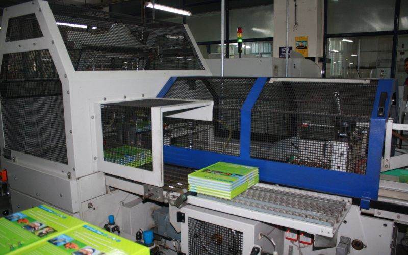 A fully-bound hard case book on the Kolbus machine at the unit. The machine can produce sewn books at the speed of 70 books per minute from a minimum size of 90x100x3 mm to a maximum of 320x510x80mm
