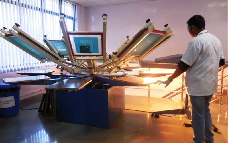 Manual carousel textile screen printing machine is equipped with an infrared curing system. This enables swift drying of the ink for applying multiple coats