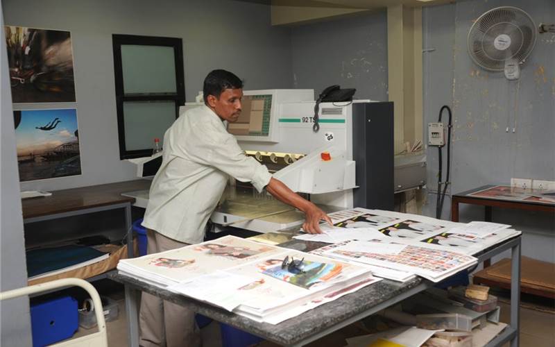 During the visit to Mazda's Mahalaxmi unit, the student got to learn about digital printing and see the HP workhorse, Indigo 10000, at work. The 10000 is one of its kind in India. Some of the applications plus personalised print samples were on display