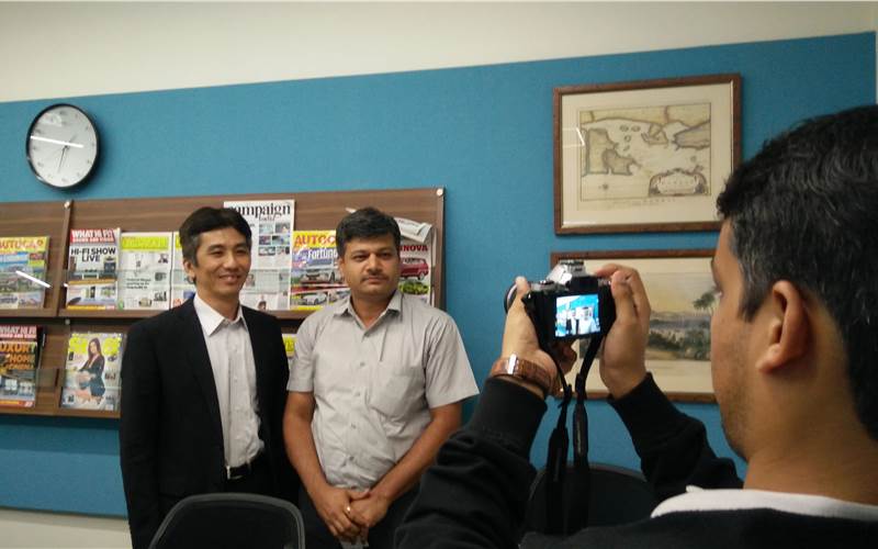 (l-r) Yoshinori Koide and Manish Gupta of Konica Minolta at PrintWeek India office